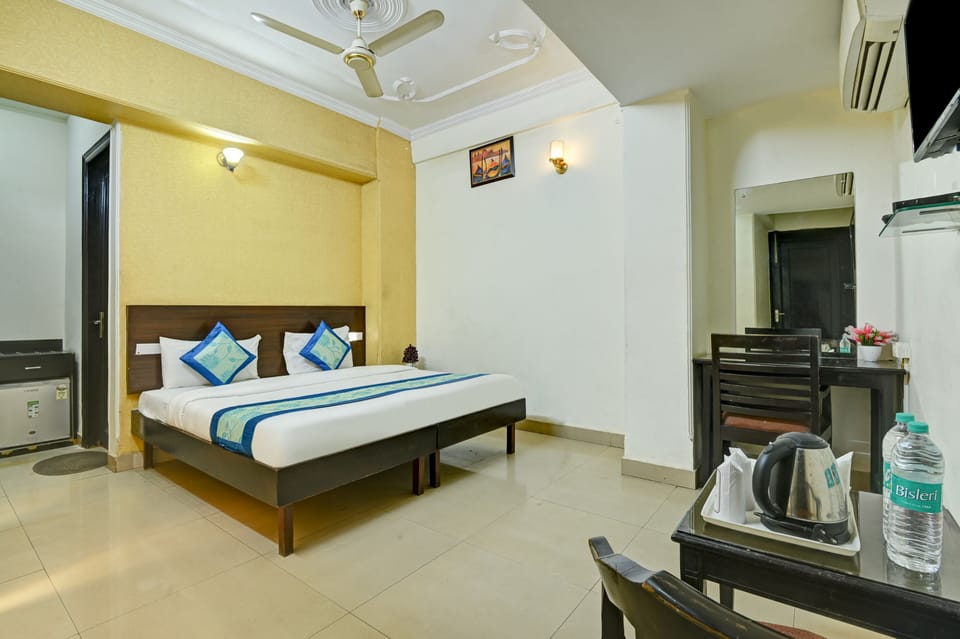 Executive Room | Living area | TV