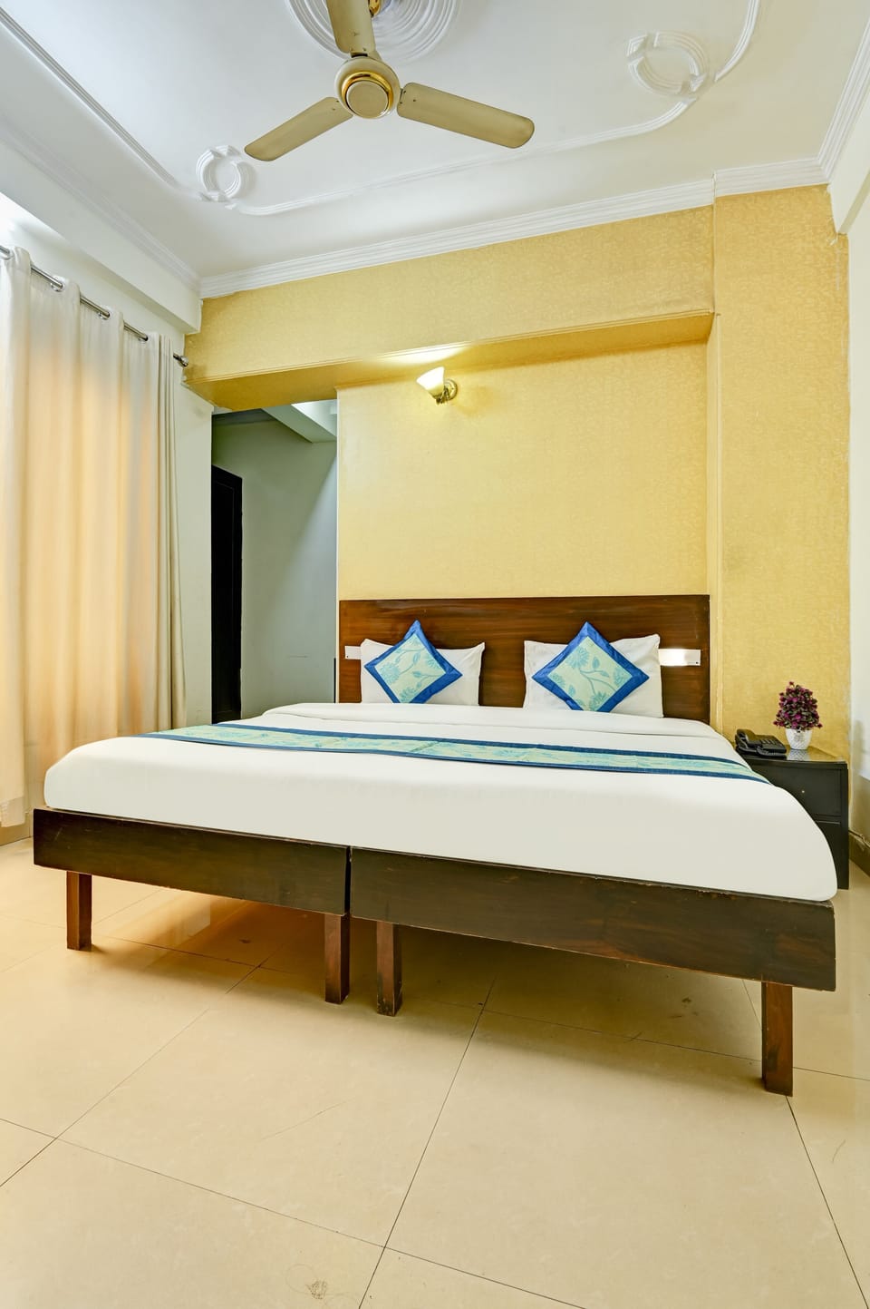 Executive Room | Living area | TV