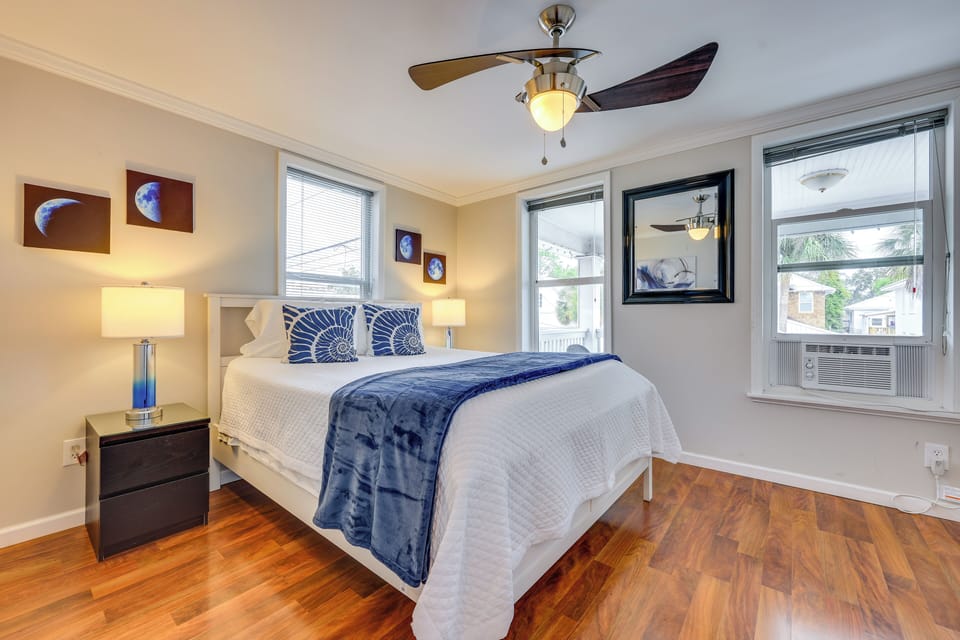 Bedroom | King Bed | Linens Provided