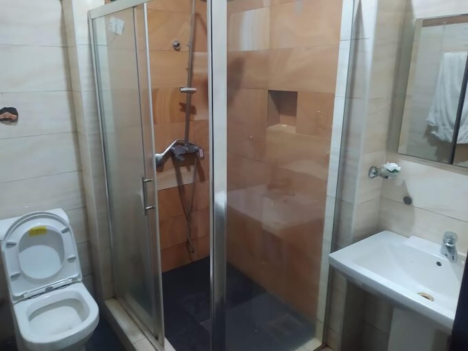 Deluxe Room, Balcony, City View | Bathroom | Free toiletries, towels, soap, shampoo