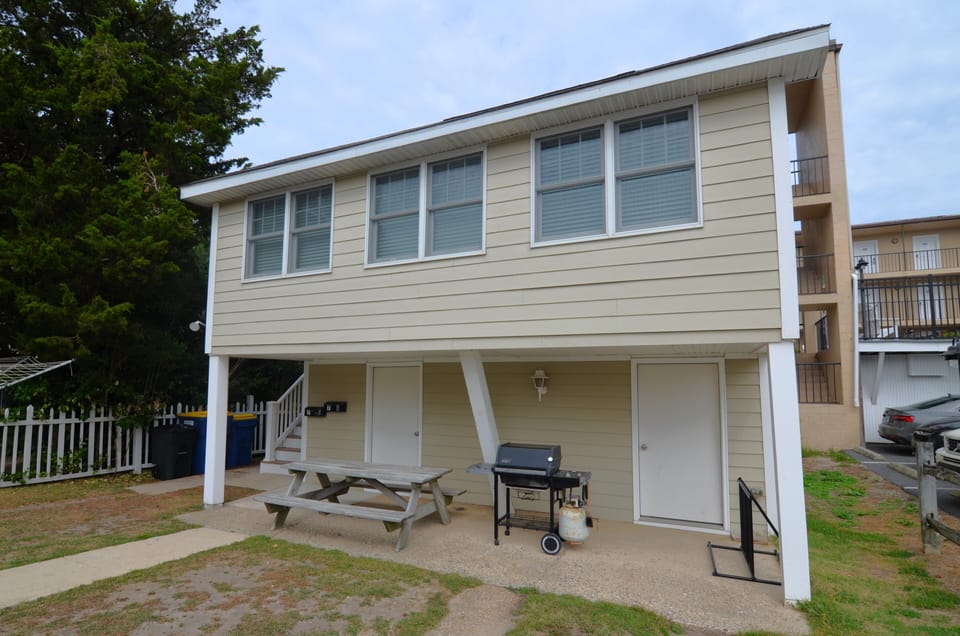 Rear Apt - Steps to Sand