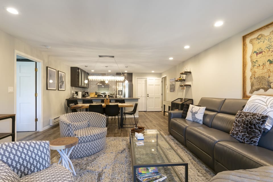 Condo, 2 Bedrooms | Living area | Smart TV