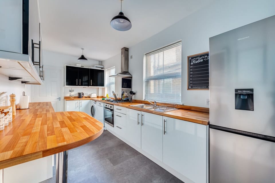 A fully equipped kitchen with everything you need to make a home cooked meal