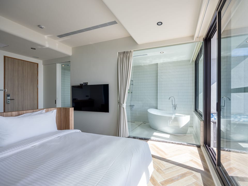 Deluxe Double Room, 1 King Bed, Bathtub, Sea View | Soundproofing, free WiFi