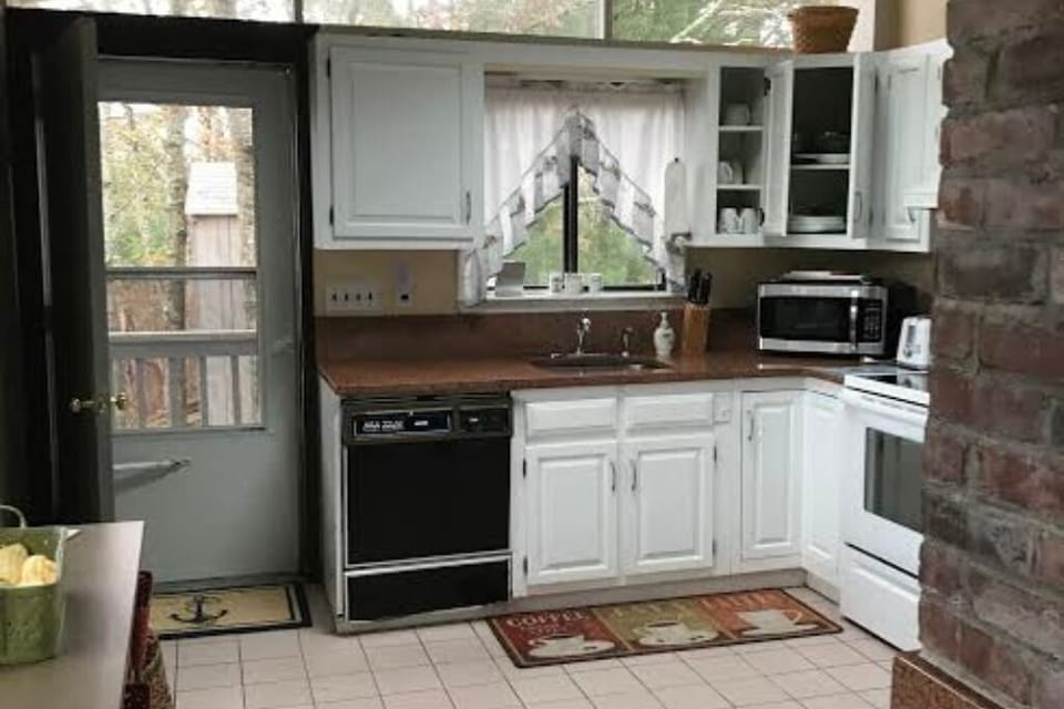 Fullly equiped kitchen with lake views (Upper Level)