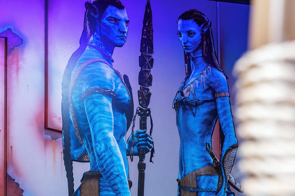 Enjoy a unique atmosphere with vibrant blue artwork that sparks creativity, featuring adventurous characters, all complemented by warm lighting for a welcoming and relaxing experience.