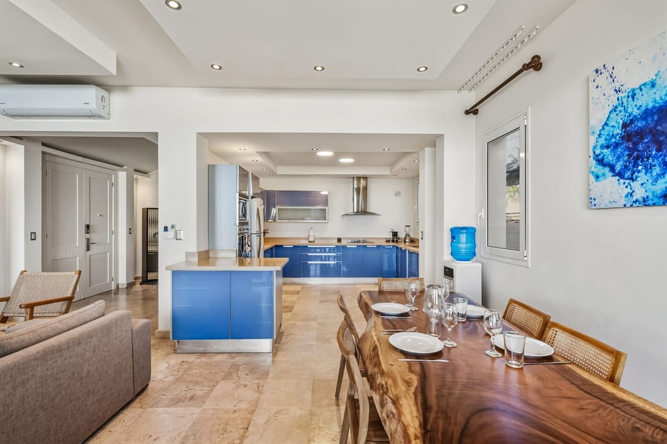 Gather, unwind, and enjoy being together in a space that flows effortlessly. Bright, airy, and made for slow evenings near the sea.