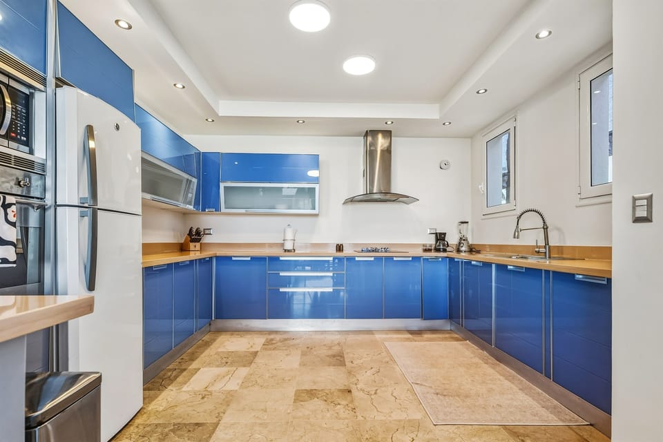 Cook at your own pace in a bright, modern kitchen designed for real living. Easy mornings, relaxed lunches, and dinners that feel unhurried.