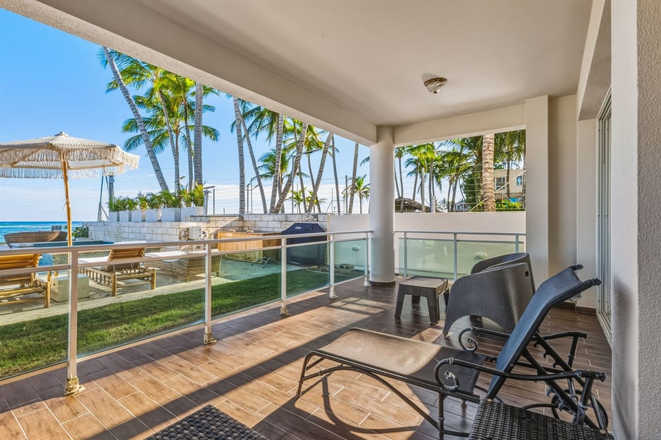 Step onto your private terrace and feel the ocean breeze immediately. Morning coffee, salty air, palm trees swaying, and the sea just steps away. This is where slow mornings and golden afternoons begin.