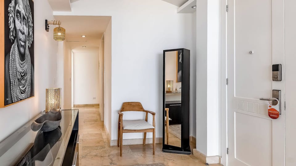 Move through the apartment with ease. Quiet, airy, and thoughtfully designed, this space connects bedrooms and baths while keeping the calm, relaxed rhythm of the stay.