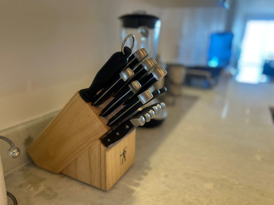 A well-equipped kitchen with quality knives and essential tools, designed for easy meals at home. Whether preparing breakfast or a relaxed dinner, everything is set for comfort and convenience during your stay.