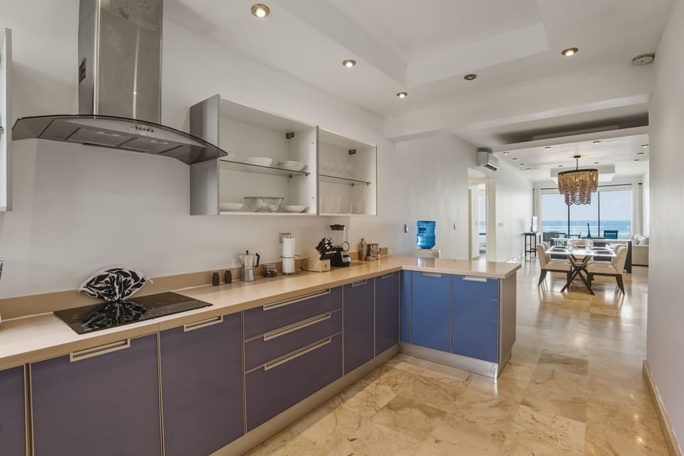 100% fully equipped kitchen, spacious and functional. Perfect for cooking, entertaining, or enjoying slow mornings before heading out to the beach.