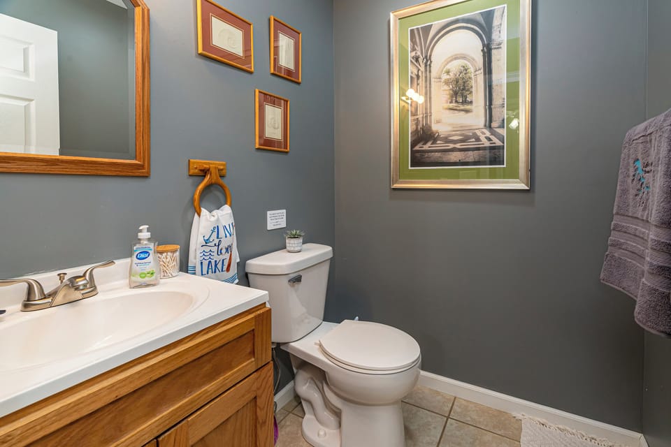 1/2 bath in the hallway