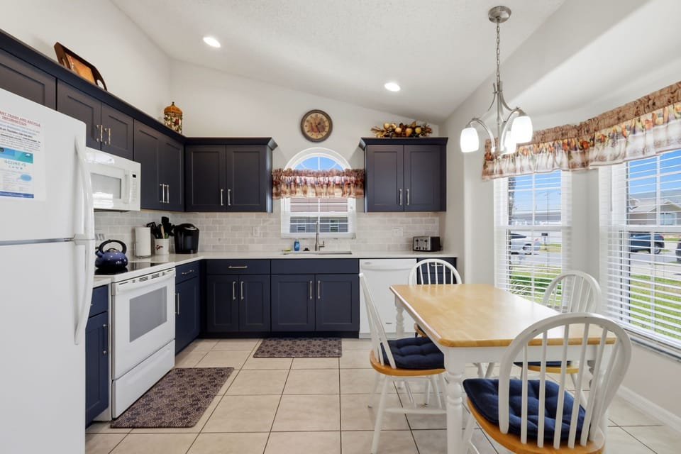 Fully equipped kitchen with refreshed finishes and an open layout ideal for family meals.