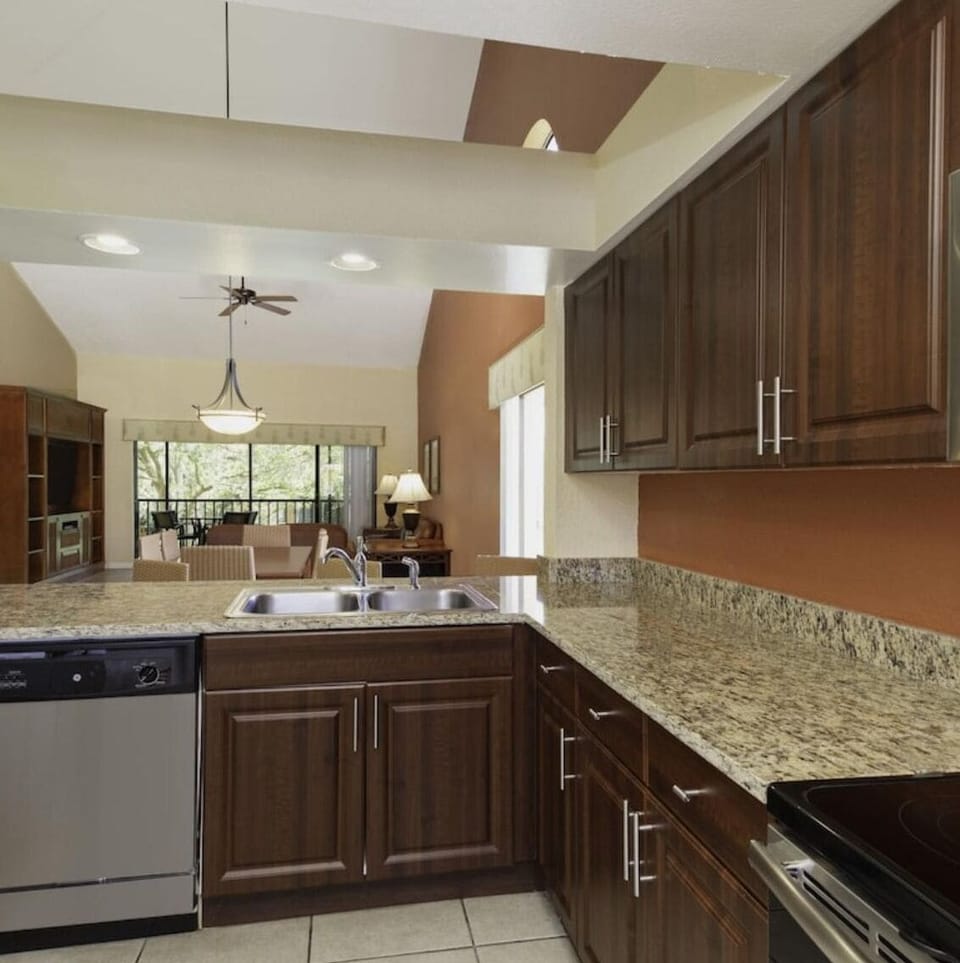 Full-size fridge, microwave, oven, stovetop