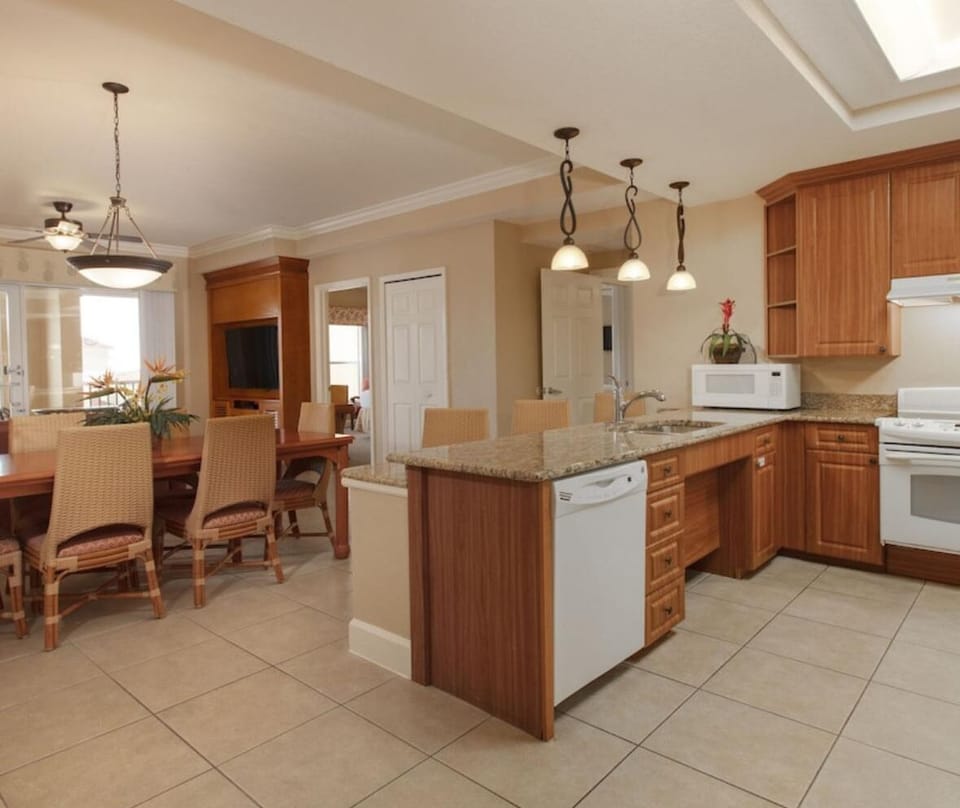 Deluxe Condo, Resort View | Private kitchen | Full-size fridge, microwave, oven, stovetop