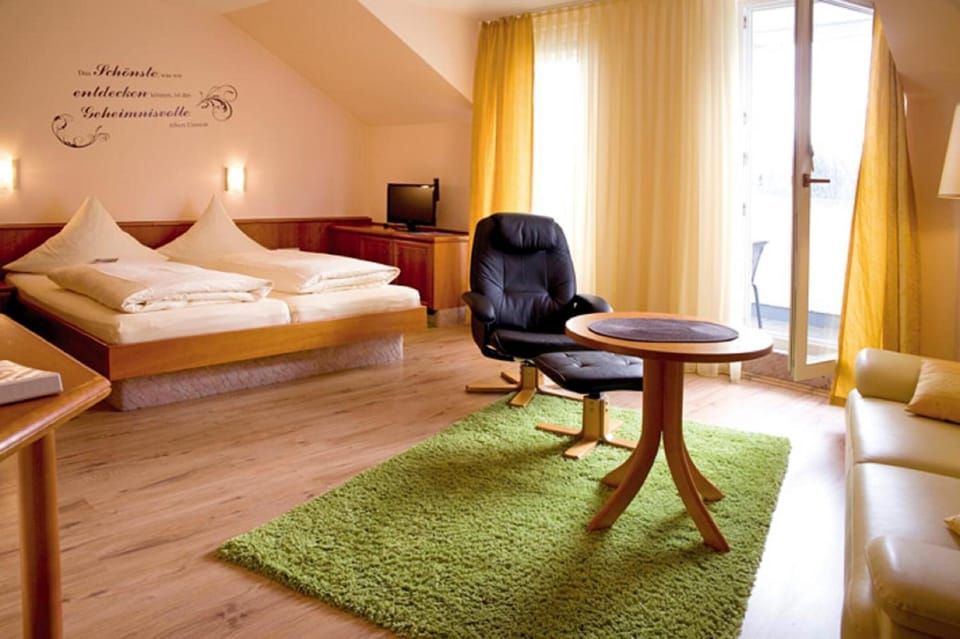 Premium bedding, desk, soundproofing, free WiFi