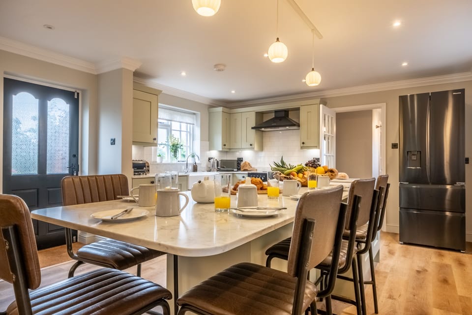 Ground floor: Kitchen with sit up/breakfast bar with seating