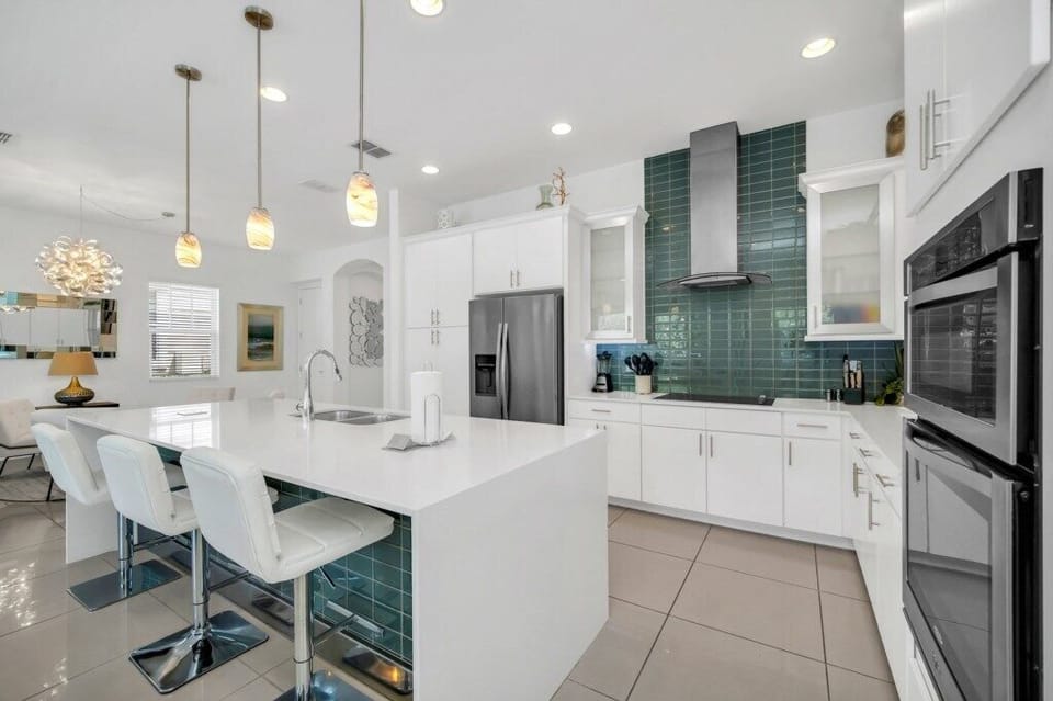 Modern kitchen ideal for easy breakfasts before heading to Disney.