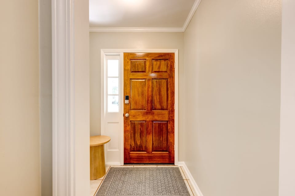 Hallway to front door 1816 Wimbledon