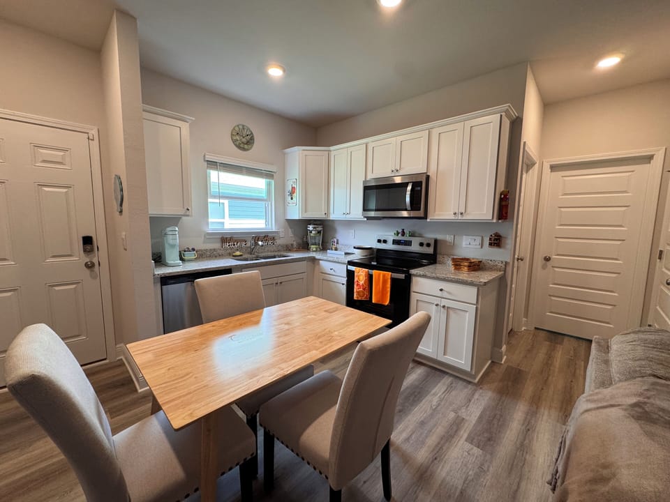 Suite Kitchen and Dining