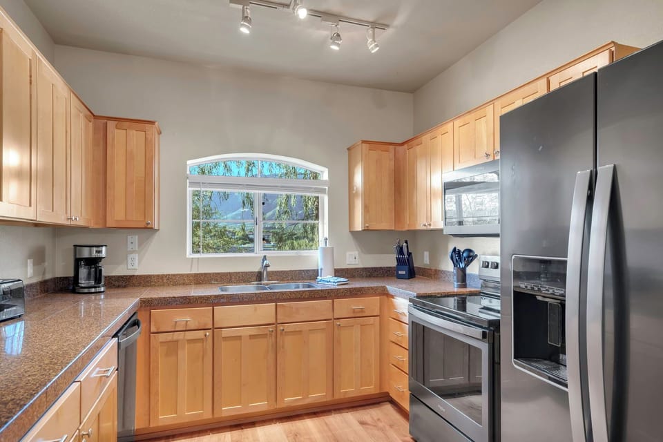 Mountain views and sunlight, right from the comfort of your kitchen.