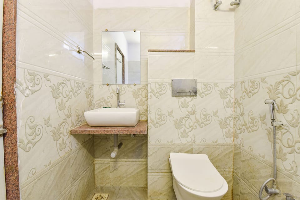Shower, rainfall showerhead, free toiletries, towels