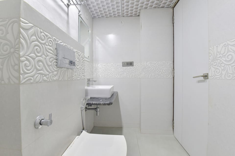 Shower, rainfall showerhead, free toiletries, towels