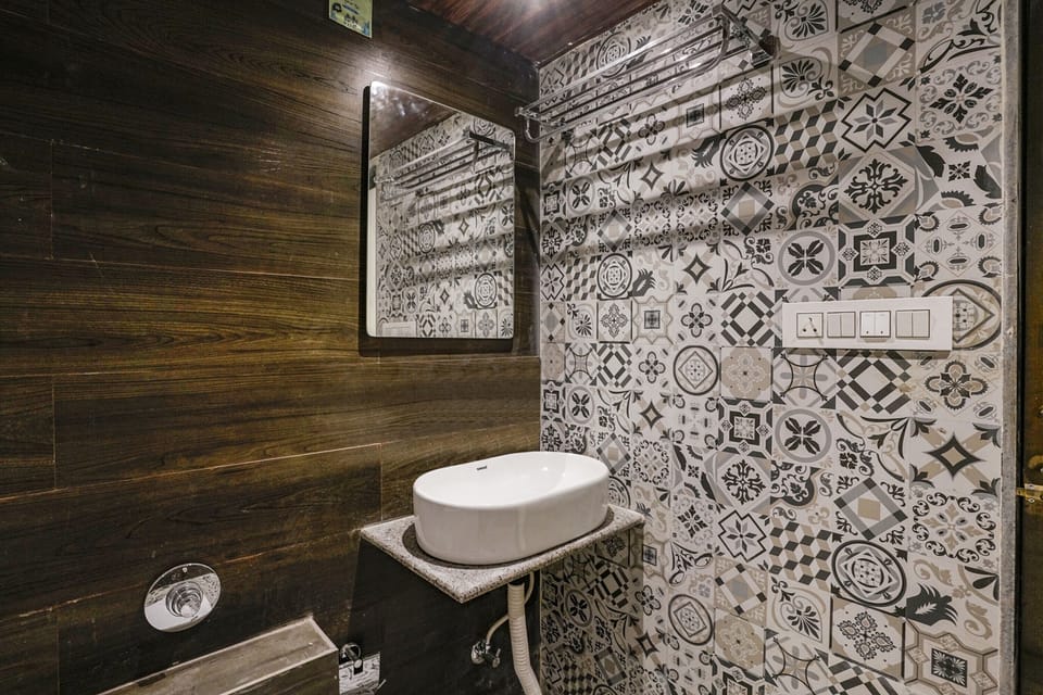 Deluxe Room | Bathroom | Shower, rainfall showerhead, free toiletries, towels