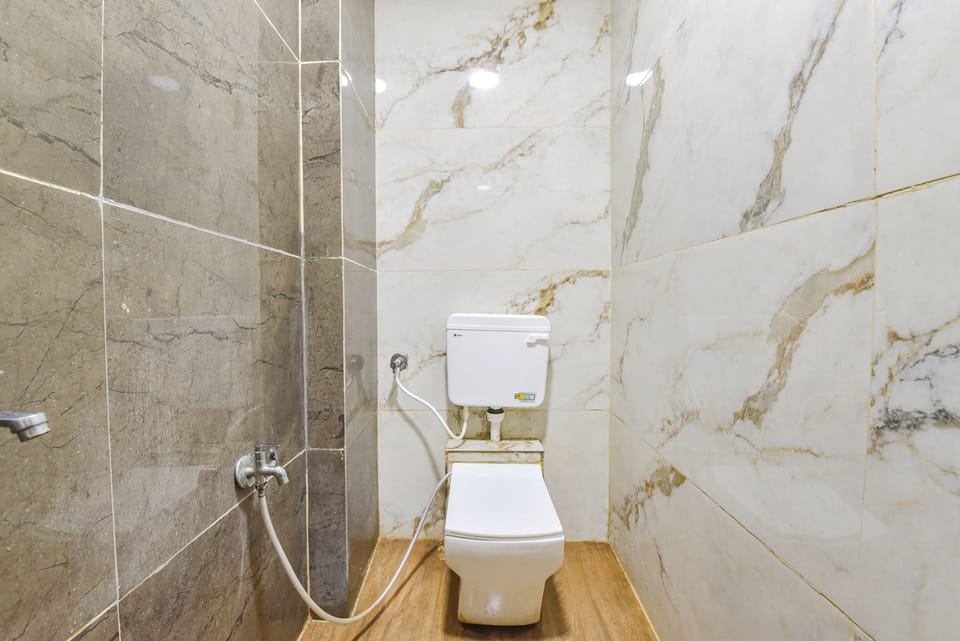 Shower, rainfall showerhead, free toiletries, towels