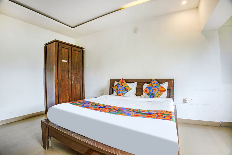 Egyptian cotton sheets, premium bedding, in-room safe, desk