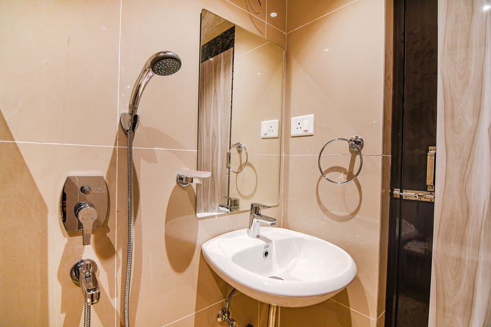 Shower, rainfall showerhead, free toiletries, towels