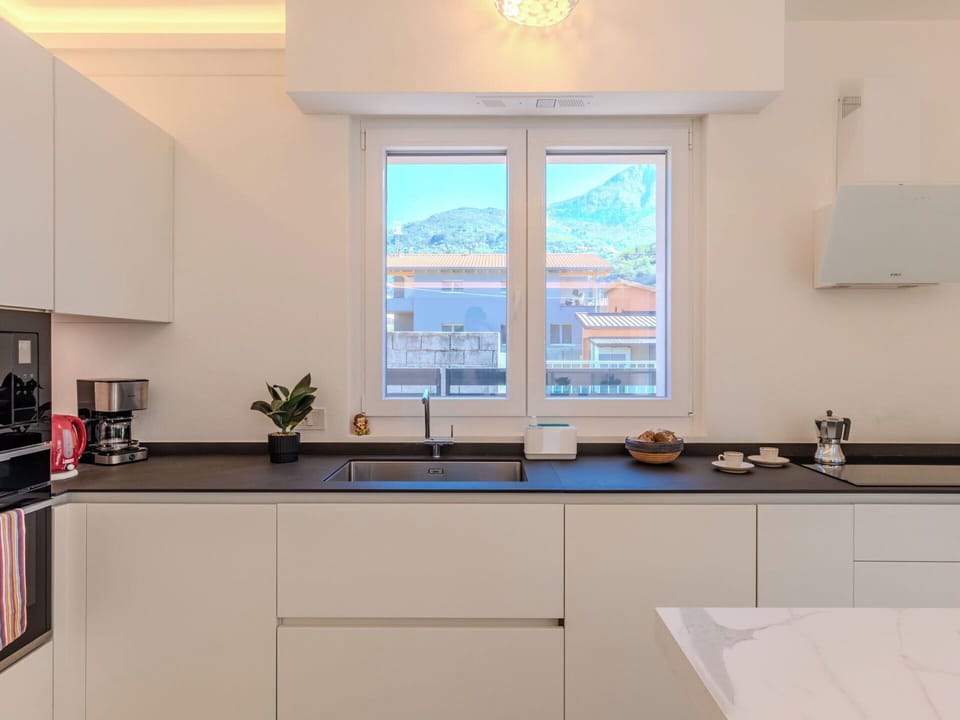 Kitchen Appliance, Kitchen, Countertop, Interior Design, Cabinetry, Major Appliance, Furniture, Wood, Flooring, Home Appliance