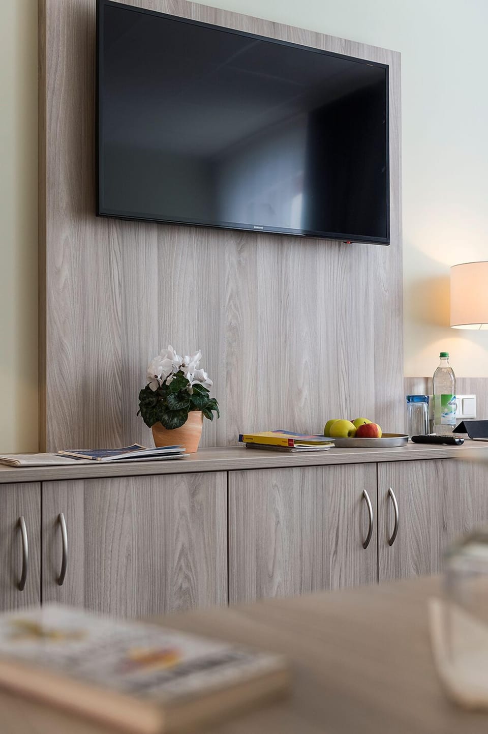 Comfort Studio | Premium bedding, desk, laptop workspace, free cribs/infant beds