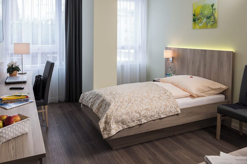 Standard Studio | Premium bedding, desk, laptop workspace, cribs (free)