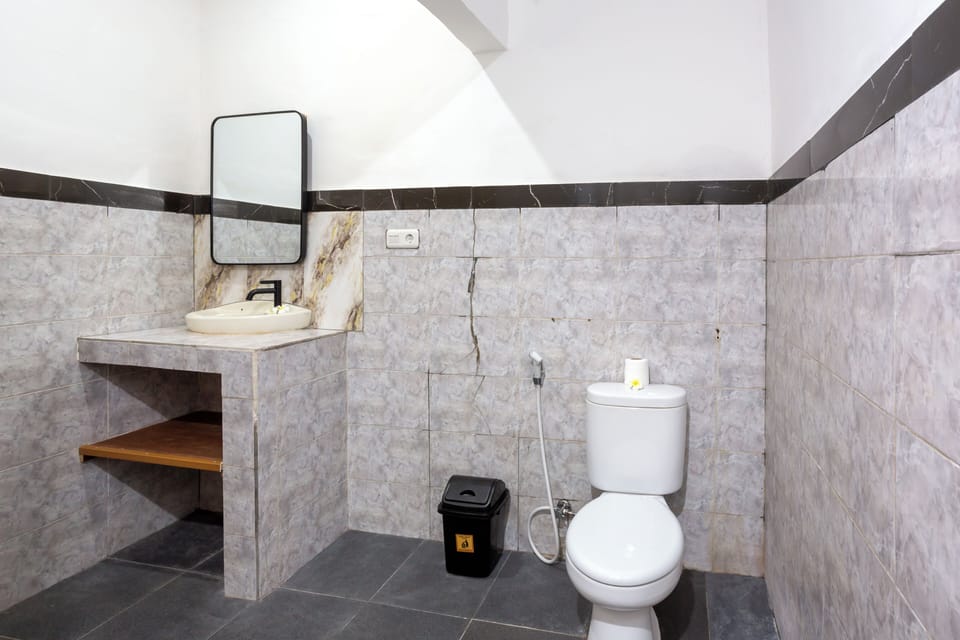 Shower, rainfall showerhead, free toiletries, towels