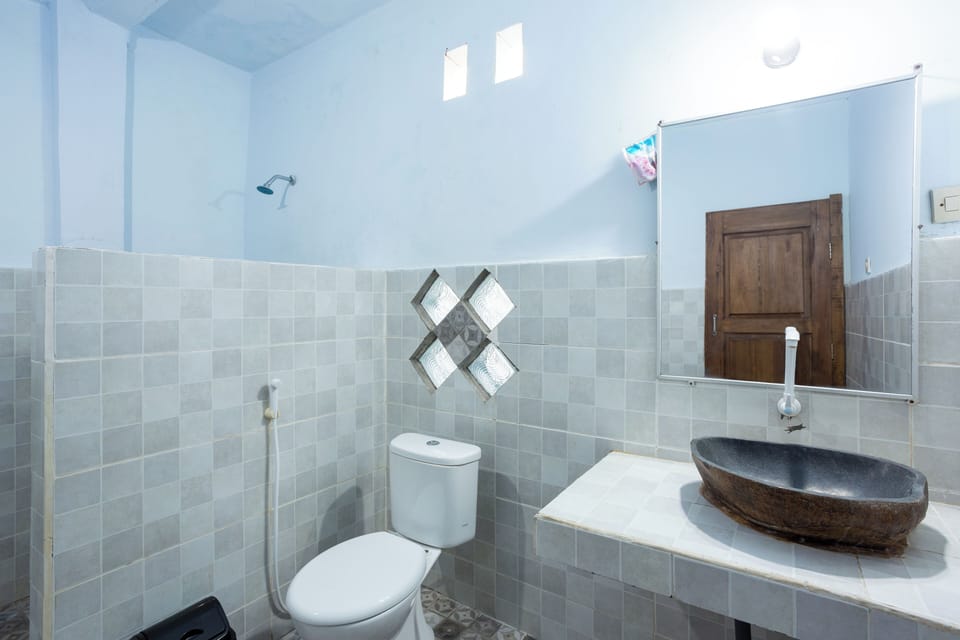 Standard Double Room, 1 King Bed, Garden View | Bathroom | Shower, rainfall showerhead, free toiletries, towels