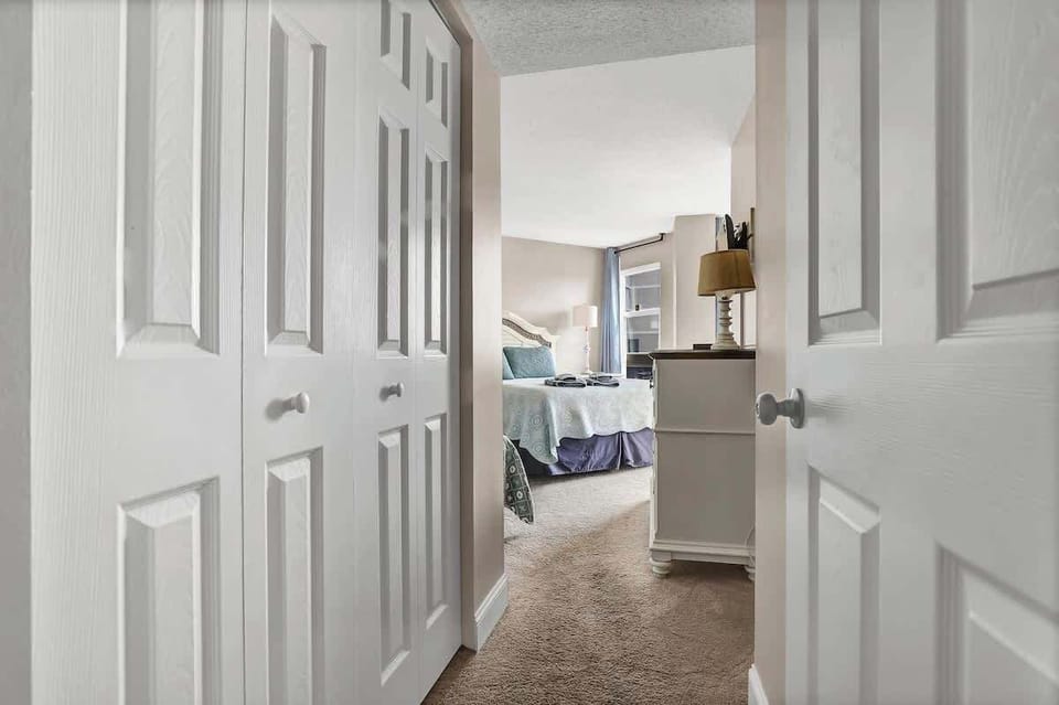 The hallway leading directly into the cozy bedroom. 
