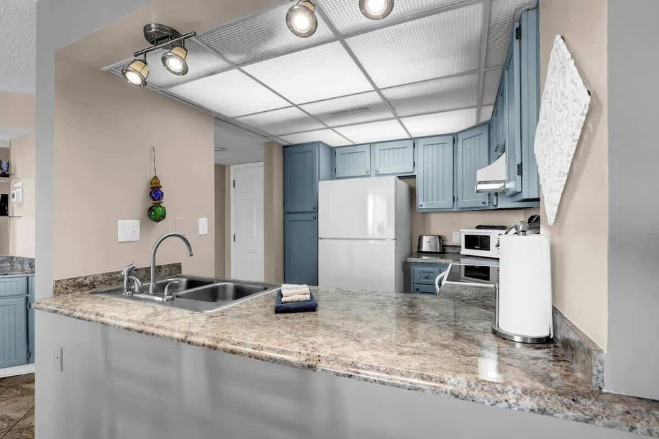 Cook while staying connected to your group thanks to the open layout.
