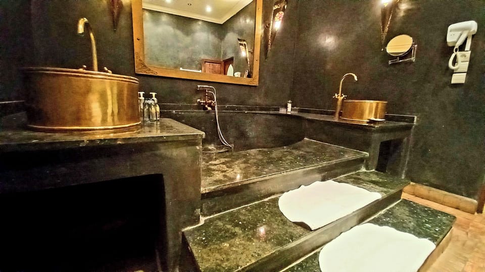 Junior Suite, Pool View | Bathroom
