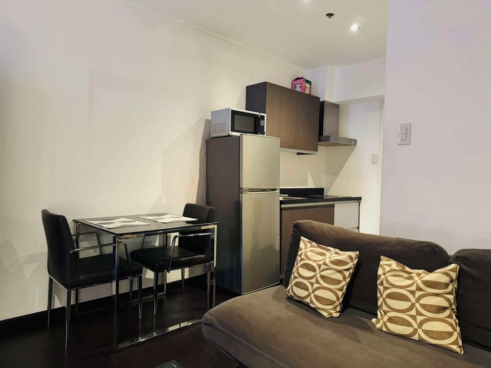 Standard Studio Suite, City View | Living area