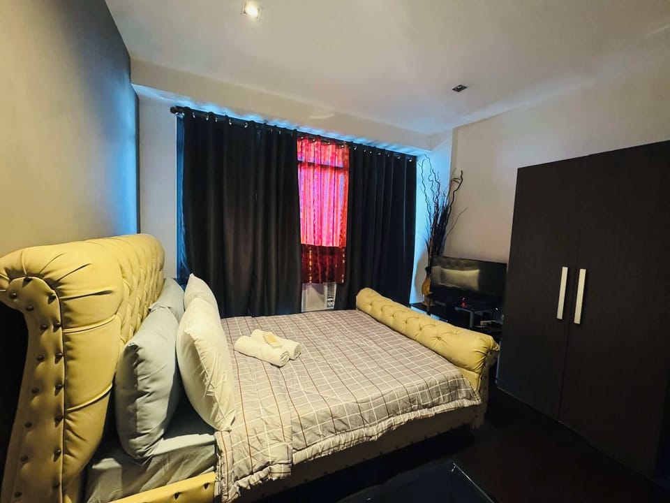 Standard Studio Suite, City View | Desk, laptop workspace, free WiFi