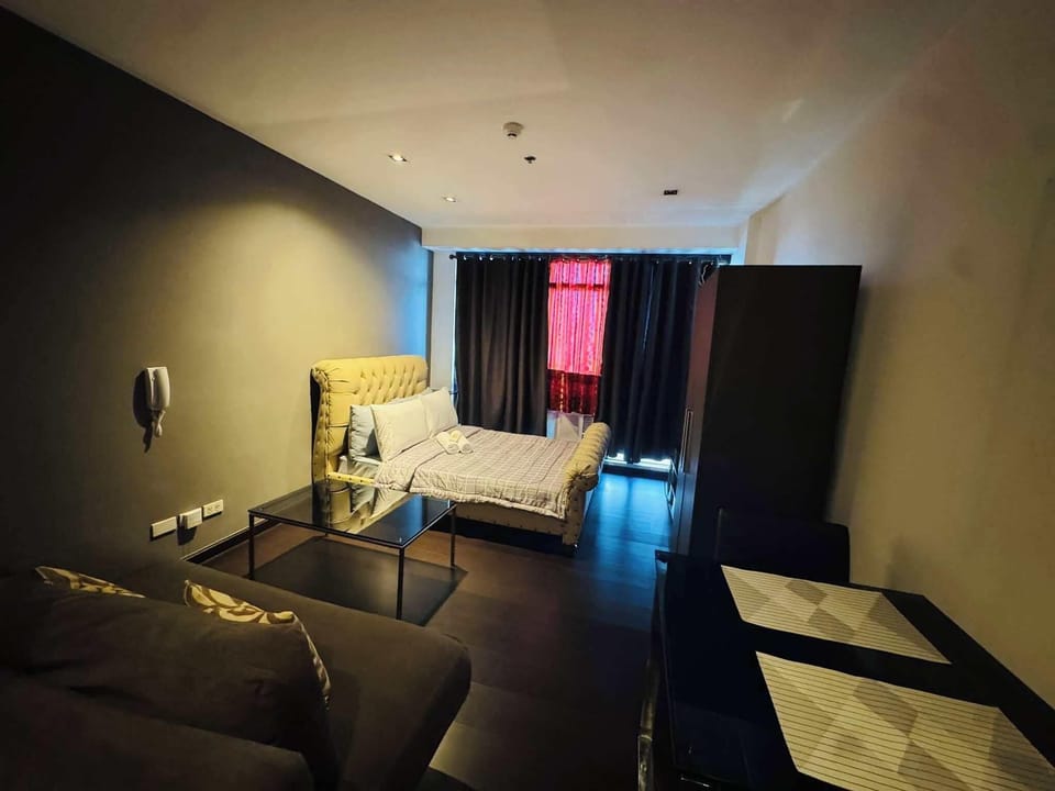 Standard Studio Suite, City View | Living area