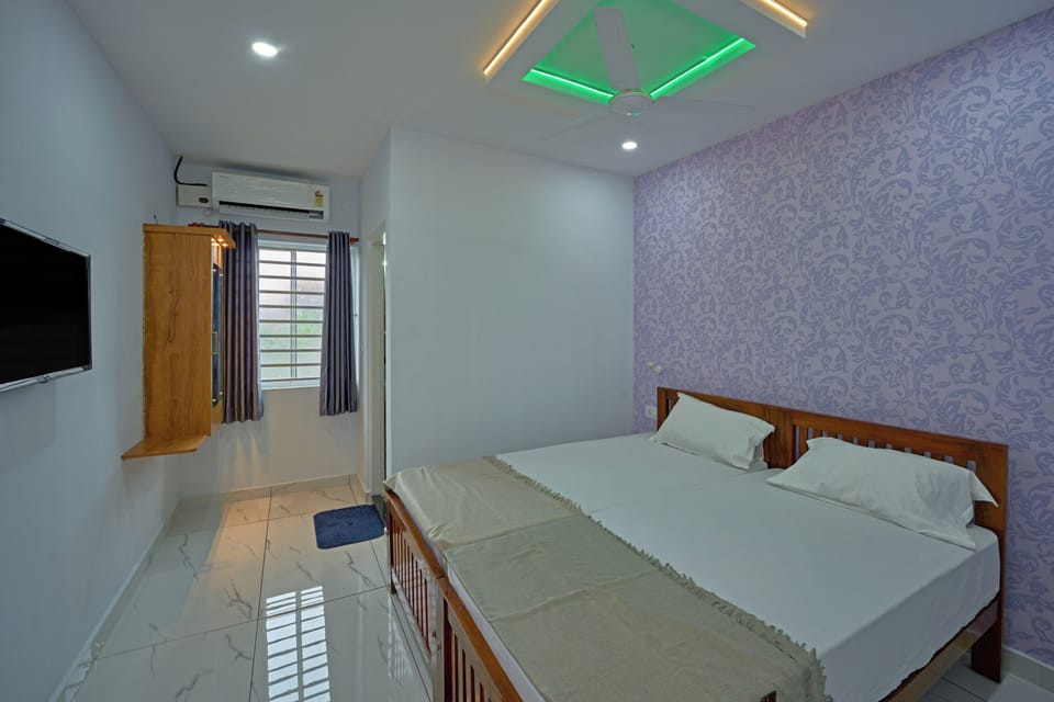 Deluxe Double Room | Iron/ironing board, free WiFi