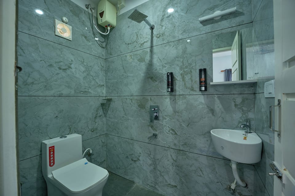 Deluxe Double Room | Iron/ironing board, free WiFi