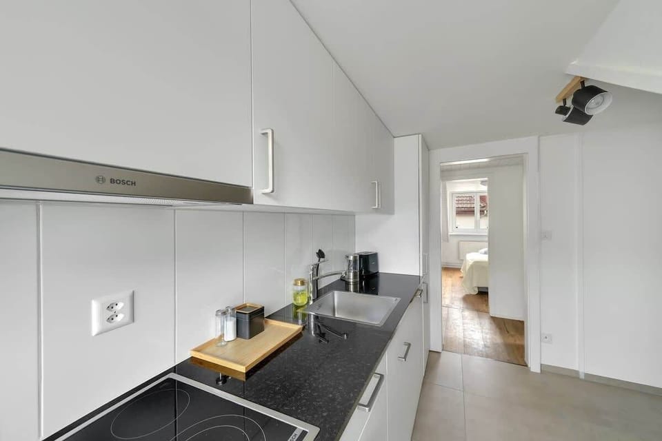 Neue, voll ausgestattete Küche mit Toaster, Wasserkocher und Kaffeemaschine