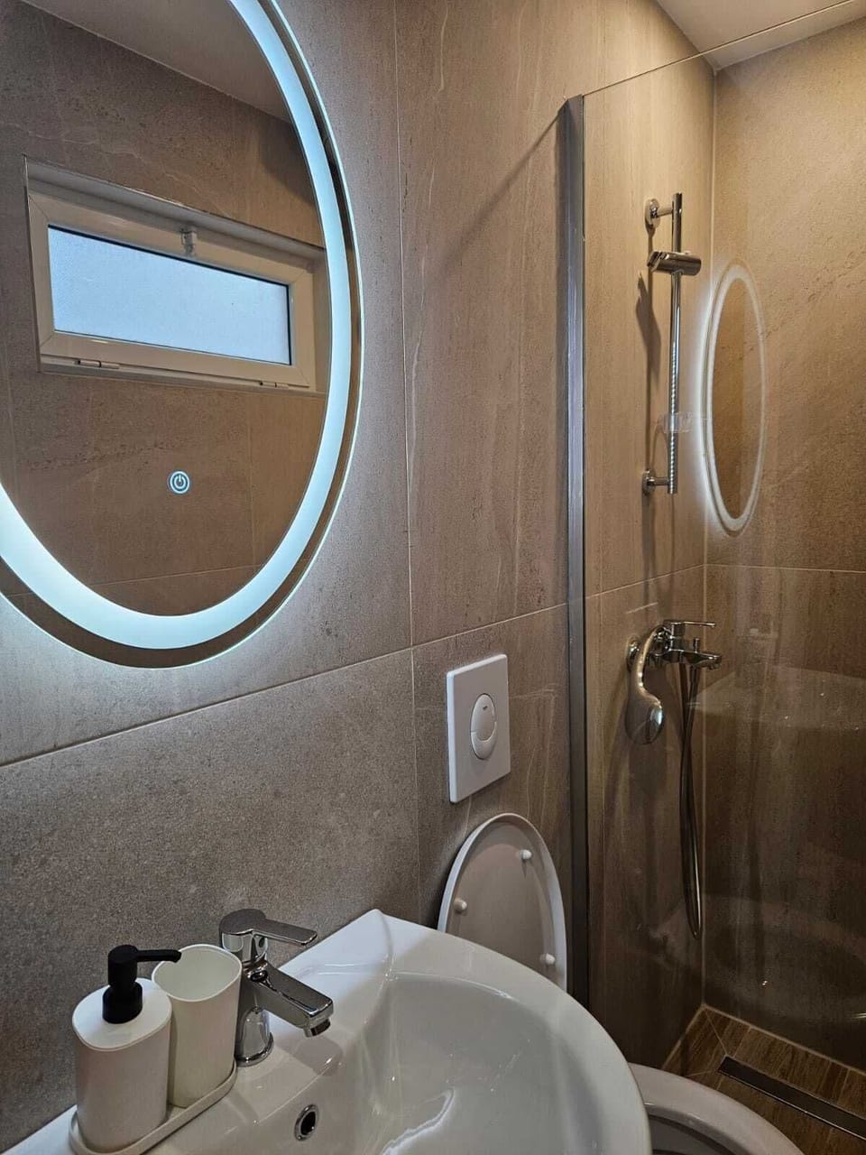 Superior Double Room, Private Bathroom, City View | Bathroom | Shower, towels, soap, shampoo