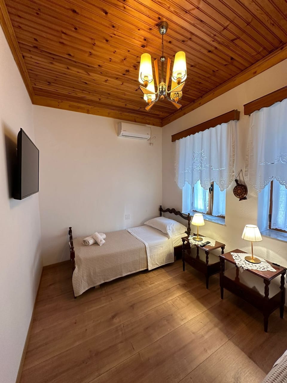 Comfort Double or Twin Room, 2 Twin Beds, Private Bathroom, City View | Hypo-allergenic bedding, down comforters, individually furnished