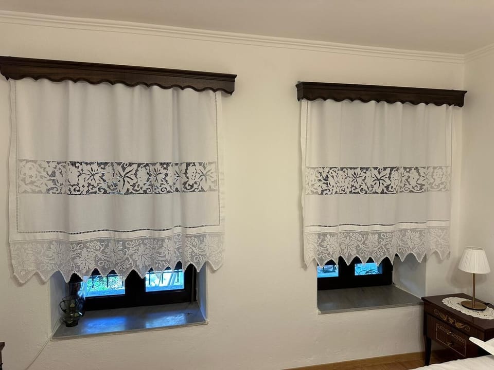 Family Room, Multiple Beds, Kitchenette, Courtyard View | Hypo-allergenic bedding, down comforters, individually furnished
