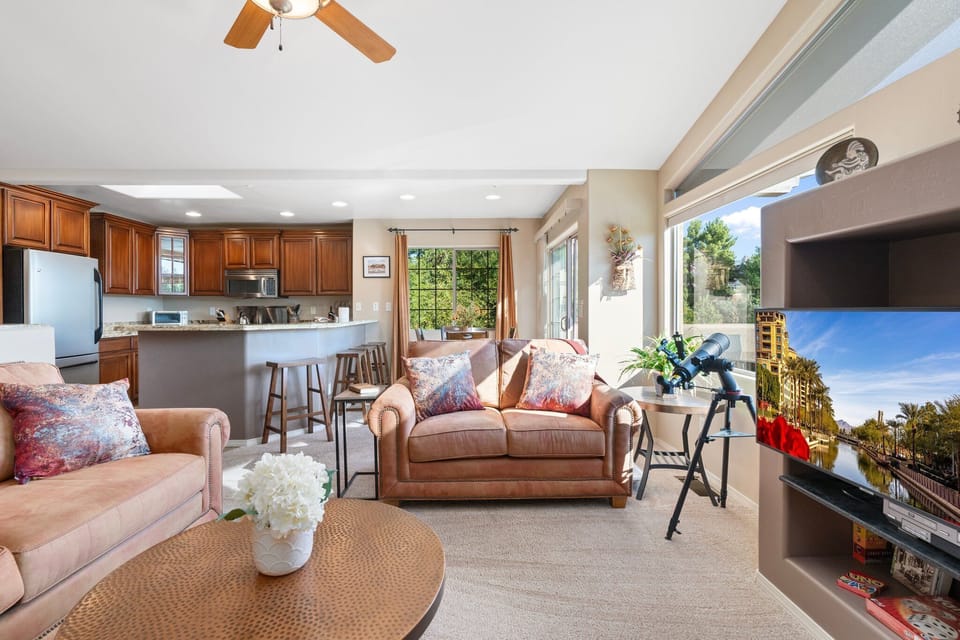 Gather w/ your entire group in the open floor plan with modern furnishings.
